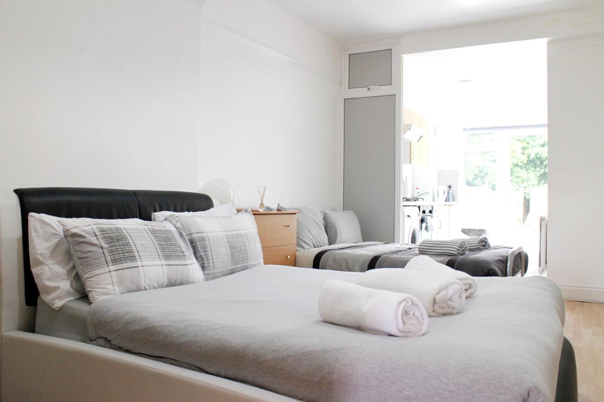 Large Studio Garden Flat On Golders Green Road Londres Extérieur photo